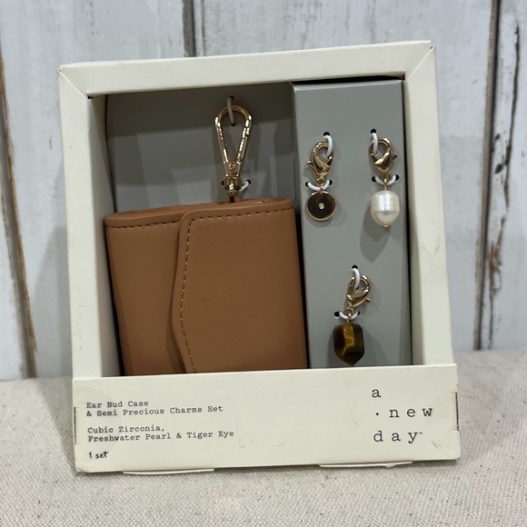 Clearance! ⚠️ NWT A New Day Caramel Ear Bud Case with Charm Set - Picture 6 of 9